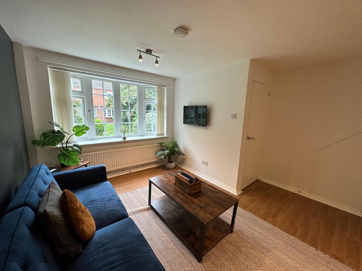 Comfortable 3 Bed House With Garden & Parking Appartamento