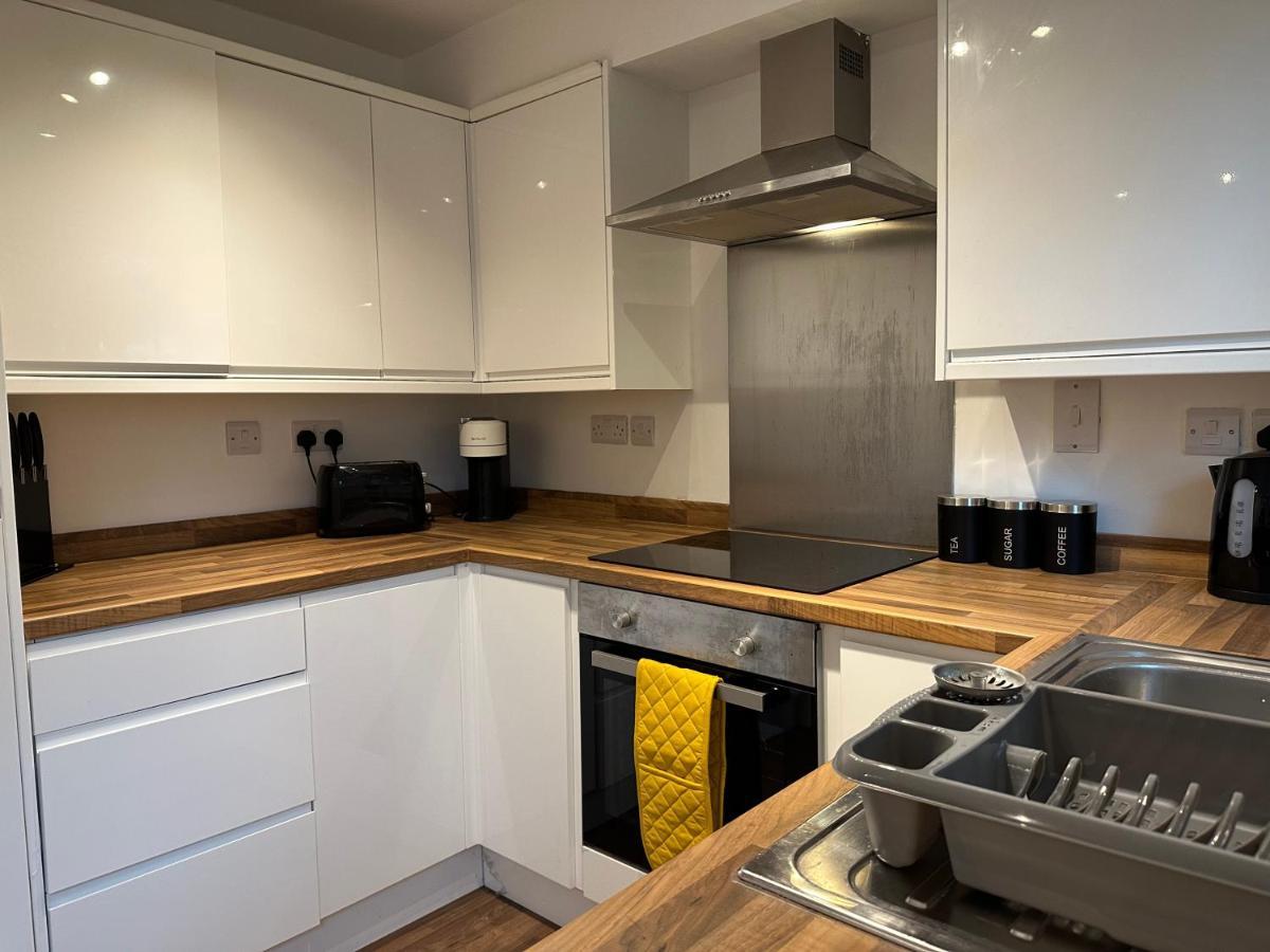 Comfortable 3 Bed House With Garden & Parking Appartamento