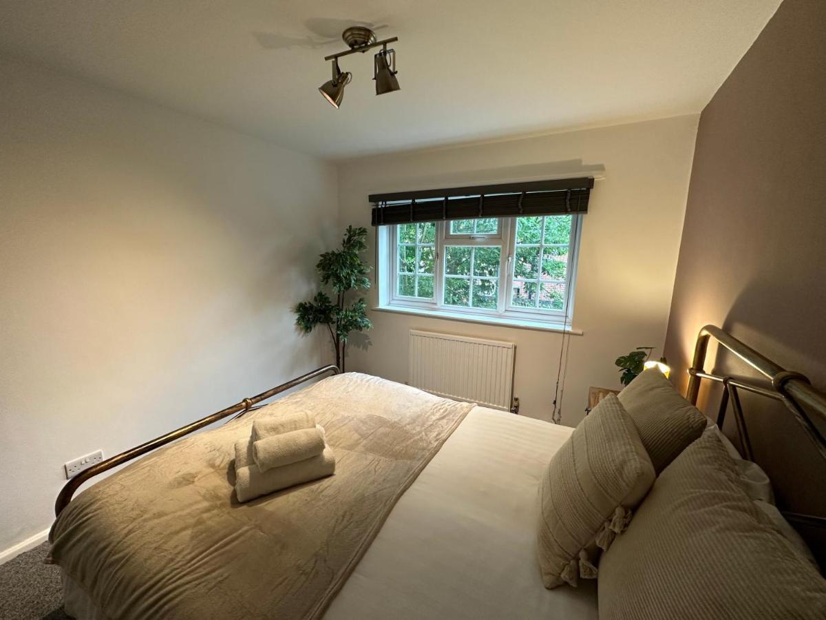 Comfortable 3 Bed House With Garden & Parking Appartamento