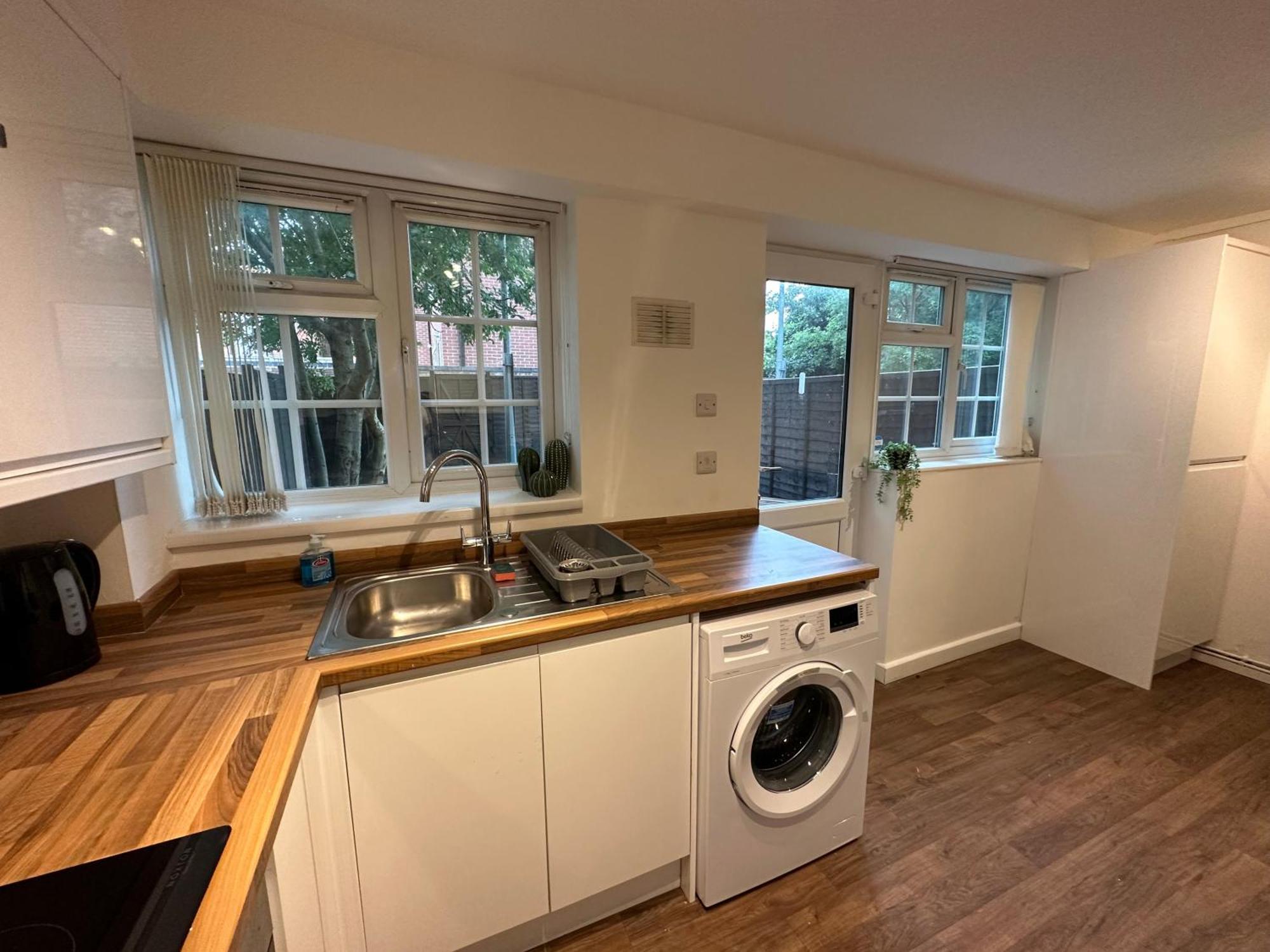 Comfortable 3 Bed House With Garden & Parking Appartamento