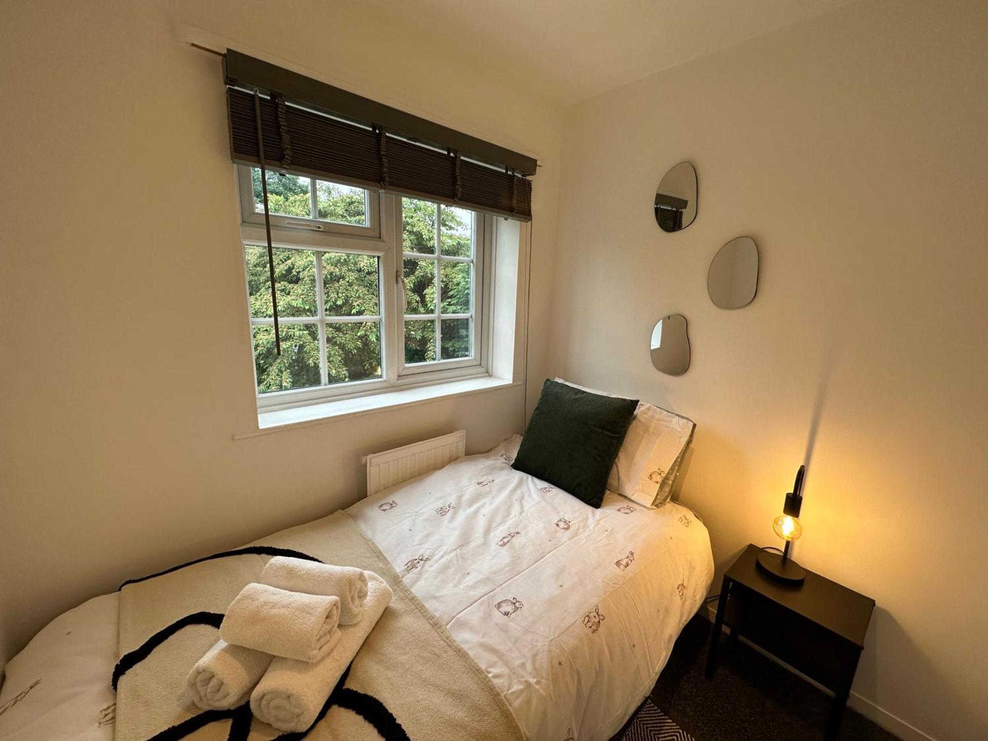 Comfortable 3 Bed House With Garden & Parking Appartamento