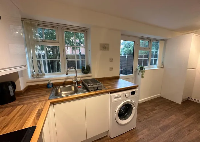 Comfortable 3 Bed House With Garden & Parking
