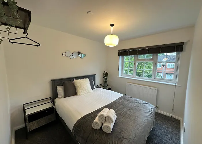 Comfortable 3 Bed House With Garden & Parking