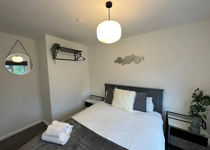 Comfortable 3 Bed House With Garden & Parking